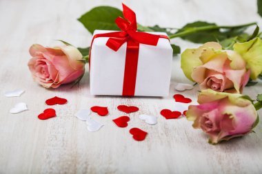 Pembe Gül, hediye ve kalpler