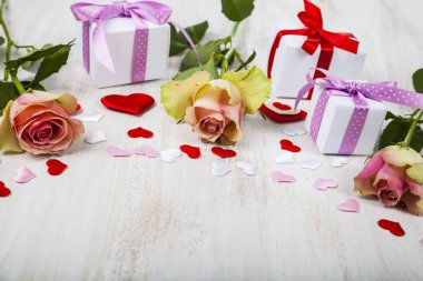 Pembe Gül, hediye ve kalpler