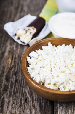 Süzme peynir, ekşi krema ve süt 