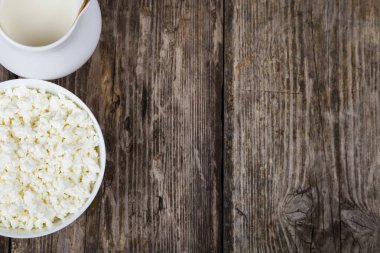 süzme peynir ve süt 