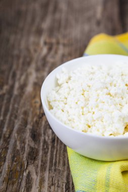 Beyaz bir kase süzme peynir   