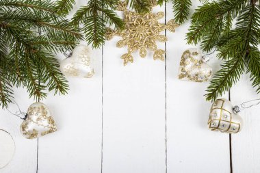 Noel topları ve çam dalları 