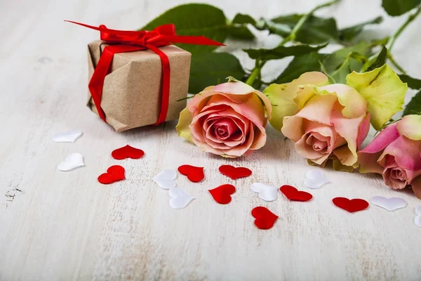 Pembe Gül, hediye ve kalpler