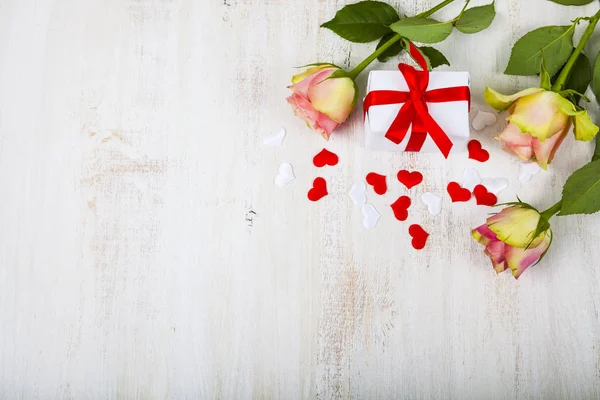 Rosa Rosen, Geschenk und Herzen — Stockfoto