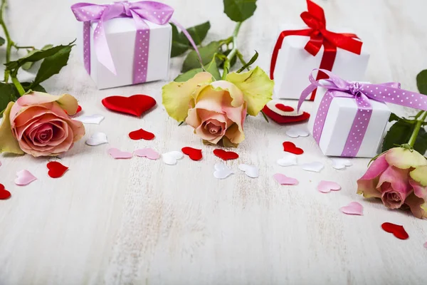 Pembe Gül, hediye ve kalpler