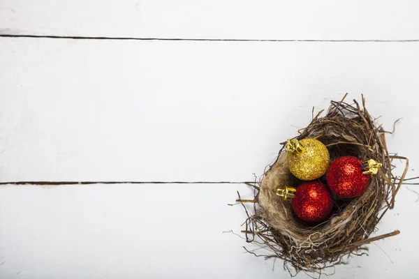 Kerstballen in het nest. — Stockfoto