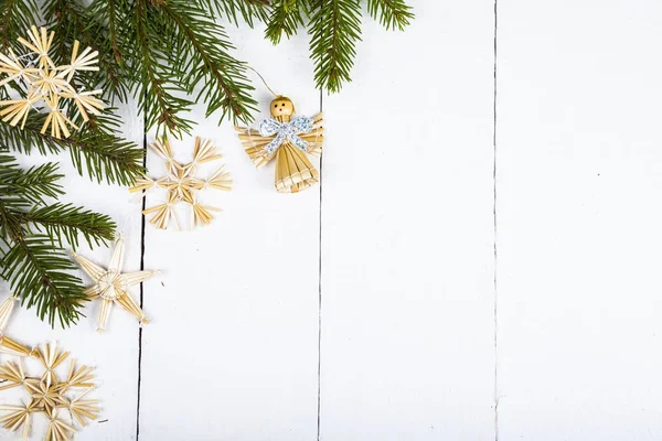 Weihnachtsdekoration. Braune Schneeflocken und Tannenzweige — Stockfoto