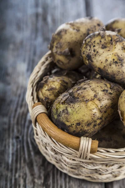 Råpotatis i en korg — Stockfoto