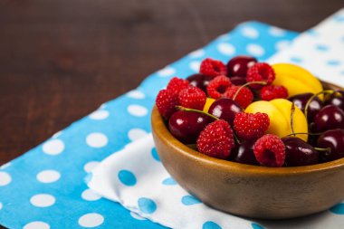 Bir tabak içinde olgun çilek 