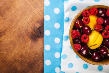 Bir tabak içinde olgun çilek 