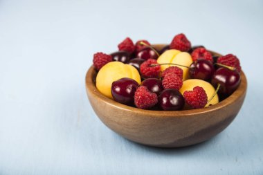 Bir tabak içinde olgun çilek 