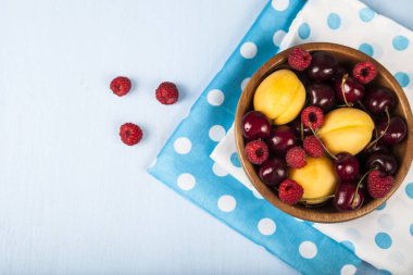 Bir tabak içinde olgun çilek 