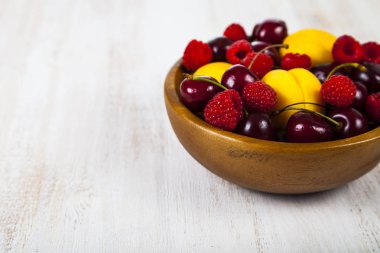 Bir tabak içinde olgun çilek 