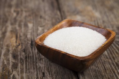 ahşap bir kapta şeker 