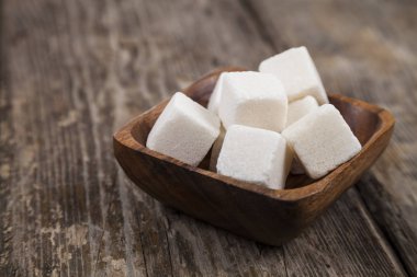 ahşap bir kapta şeker 