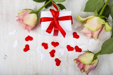 Pembe Gül, hediye ve kalpler