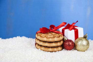 Bir kırmızı yay, hediye ve topları ile Noel kurabiyesi  