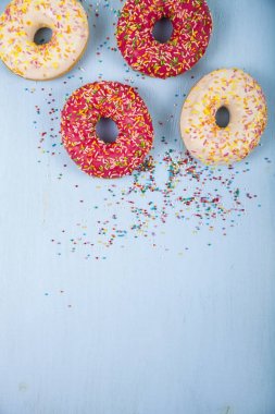 Çok renkli donut yakın çekim 