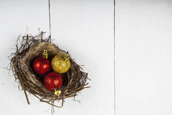 Weihnachtskugeln im Nest. — Stockfoto