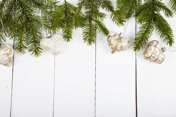 Vánoční koule a smrkové větve — Stock fotografie