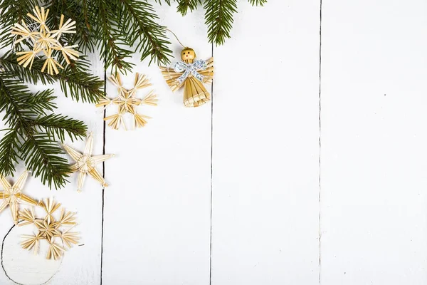 Braune Schneeflocken und Tannenzweige — Stockfoto