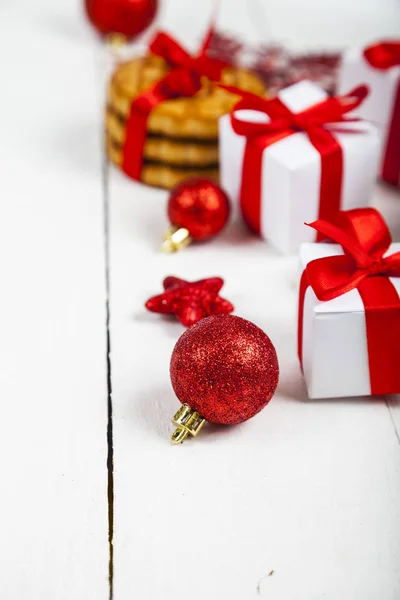Galleta de Navidad, rama de abeto, regalo y bolas . —  Fotos de Stock