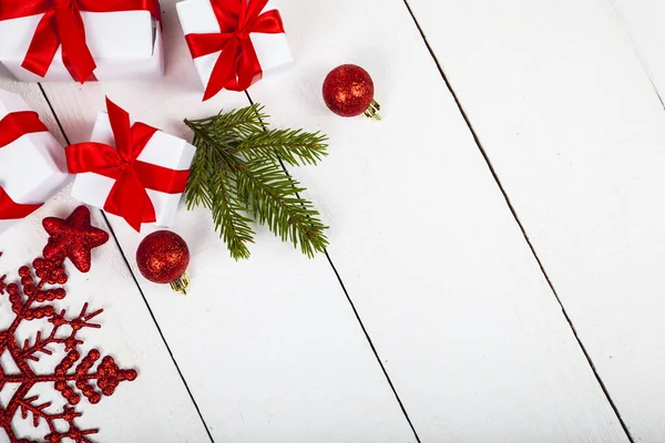 Galleta de Navidad, rama de abeto, regalo y bolas . — Foto de Stock