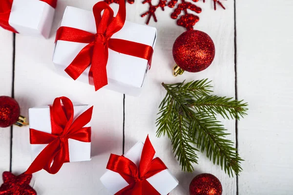 Christmas cookie, spruce gren, gåva och bollar. — Stockfoto