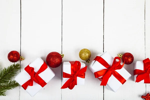 Biscuit de Noël, branche d'épinette, cadeau et boules . — Photo