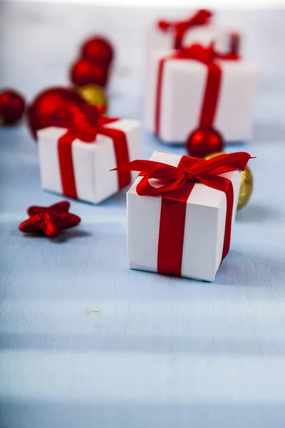 Δώρα με κόκκινα τόξα και διακοσμήσεις Χριστουγέννων — Φωτογραφία Αρχείου