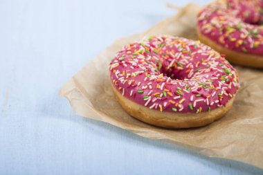 Kağıt üzerinde pembe çörek