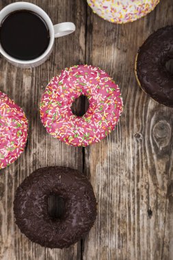 Çörek ve bir fincan kahve yakın çekim 