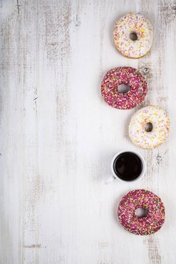 Çörek ve bir fincan kahve yakın çekim 