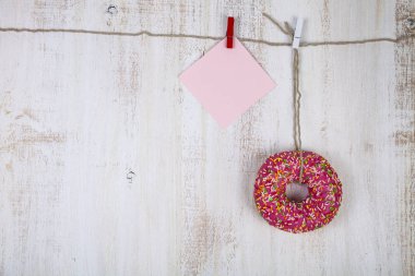 Pembe çörek ve bir kağıt parçası