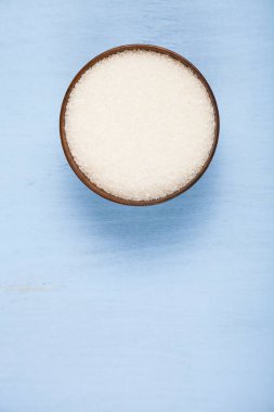 ahşap bir kapta şeker  