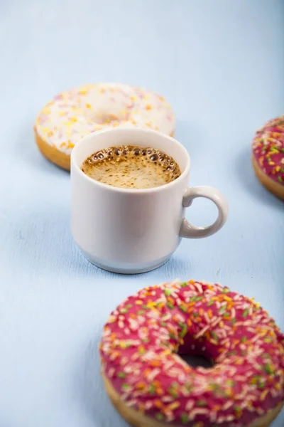 Donuts et une tasse de café gros plan — Photo