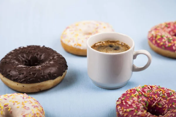 Donuts et une tasse de café gros plan — Photo