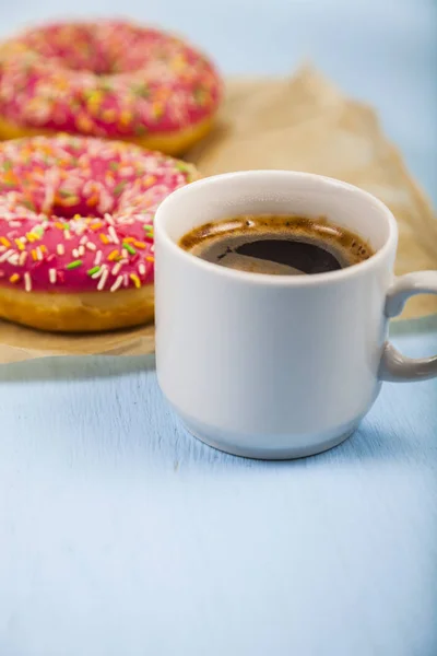 Donuts et une tasse de café gros plan — Photo