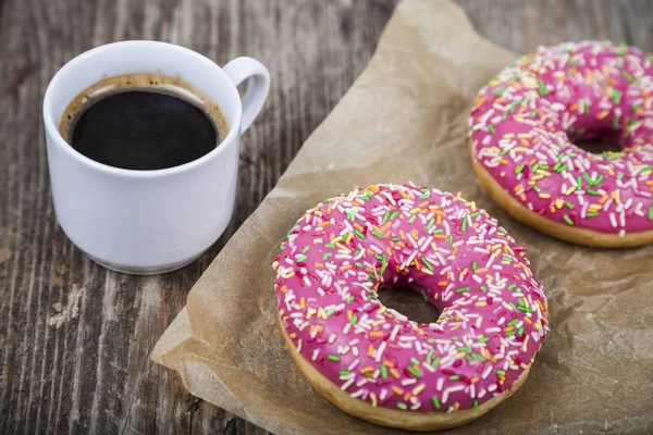 Donuts et une tasse de café gros plan — Photo