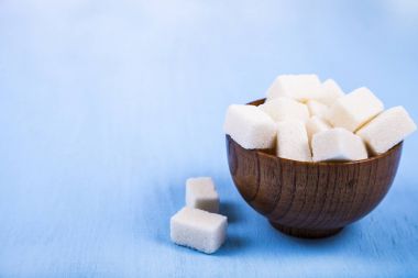 ahşap bir kapta şeker  