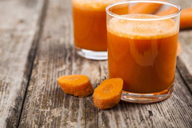 havuç suyu ahşap bir masa üzerinde 