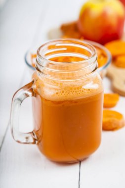 Apple-havuç suyu ahşap bir masa üzerinde.