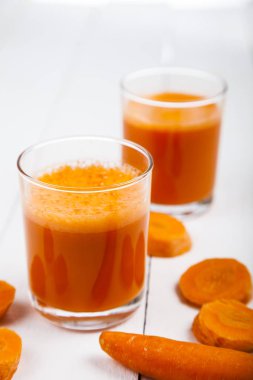 havuç suyu ahşap bir masa üzerinde 