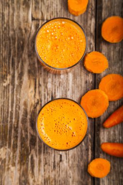 havuç suyu ahşap bir masa üzerinde 