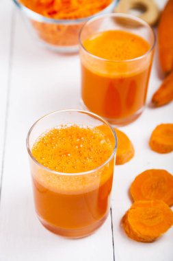 havuç suyu ahşap bir masa üzerinde 