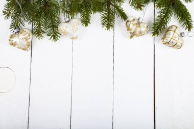 Noel topları ve çam dalları