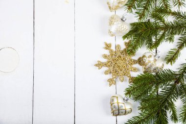 Noel topları ve çam dalları