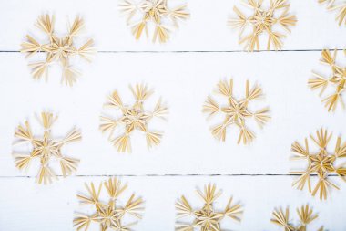 Ahşap arka plan üzerinde kahverengi kar taneleri.