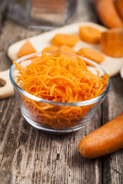 Bir kapta havuç rendeleyin 