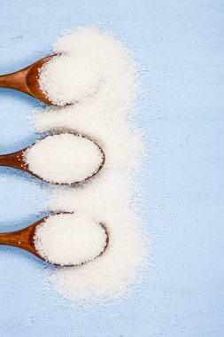 Üç tahta kaşık şeker 
